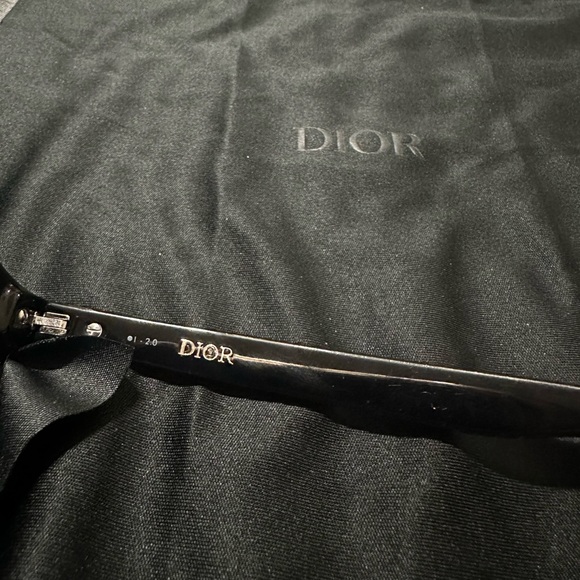 I have a pair of Christian Dior black suit sunglasses who is the original case - Picture 4 of 4